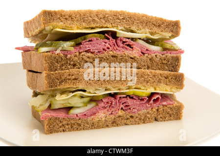 New York Style Pastrami Sandwich auf Roggenbrot - Studio gedreht mit weißem Hintergrund Stockfoto