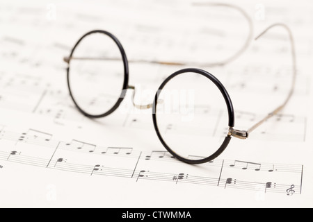 Ein paar Vintage Draht Horn umrandeten Brille auf einige Noten - Studio mit einer sehr geringen Schärfentiefe geschossen gesetzt Stockfoto