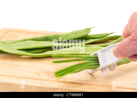 Frische grüne Stangenbohnen gezogen durch eine Bohne Slicer - Studio gedreht und eine geringe Schärfentiefe Stockfoto