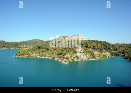 Ansicht von Mont Sainte-Victoire, steigt hinter dem See der Staustufe Bimont, in der Nähe von Aix en Provence, Frankreich. Stockfoto