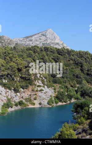 Ansicht von Mont Sainte-Victoire, steigt hinter dem See der Staustufe Bimont, in der Nähe von Aix en Provence, Frankreich. Stockfoto