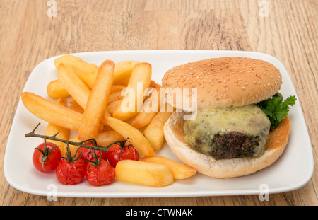 Burger und Pommes frites Essen - Studio gedreht Stockfoto