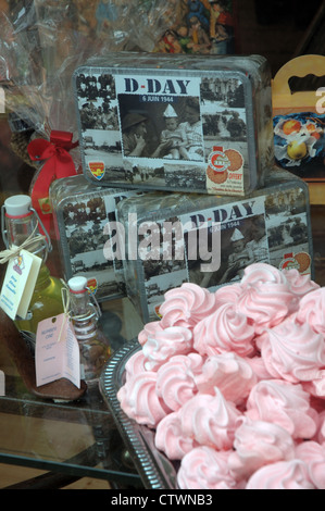 D-Day Gedenken Süßigkeiten im Fenster am Boulangerie Victor Hugo, St. Peter Port, Guernsey Stockfoto