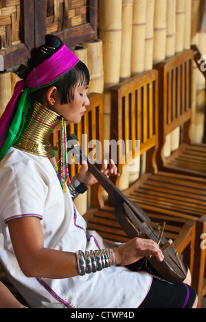 Die KAYAN sind eine TIBETO-BURMAN Untergruppe der roten KAREN bekannt für das Dehnen Hälse mit Metallringen - MYANMAR Stockfoto