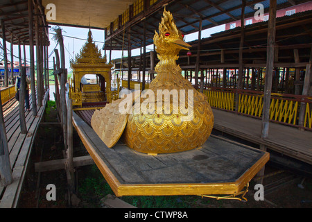 Dieses Boot PEACOCK dient zur Kirchweihe parkten in der Nähe der PHAUNG DAW OO Pagode im SHAN-Staat - INLE-See, MYANMAR Stockfoto