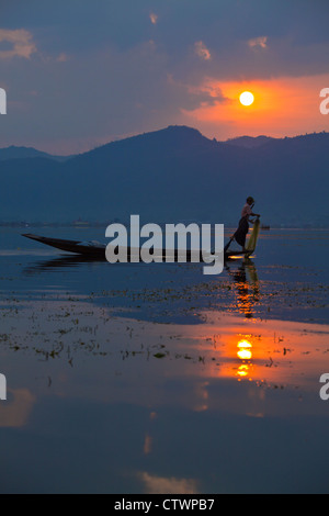 Angeln im Morgengrauen erfolgt noch in der traditionellen Weise mit kleinen Holzbooten, Fischernetze und Bein Rudern - INLE-See, MYANMAR Stockfoto