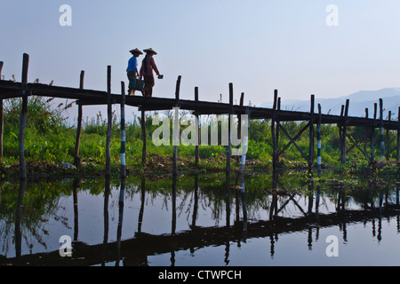 Birmanisch verwenden die angehobenen Gehweg in der Nähe des Dorfes MAING THAUK auf dem Weg zum Wochenmarkt - INLE-See, MYANMAR Stockfoto