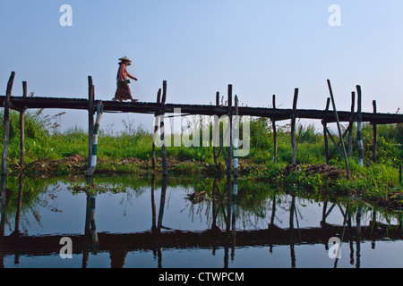 Birmanisch verwenden die angehobenen Gehweg in der Nähe des Dorfes MAING THAUK auf dem Weg zum Wochenmarkt - INLE-See, MYANMAR Stockfoto