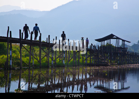 Birmanisch verwenden die angehobenen Gehweg in der Nähe des Dorfes MAING THAUK auf dem Weg zum Wochenmarkt - INLE-See, MYANMAR Stockfoto