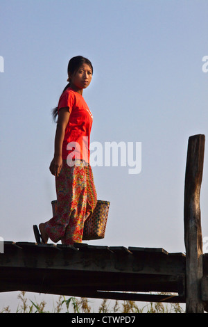 Birmanisch verwenden die angehobenen Gehweg in der Nähe des Dorfes MAING THAUK auf dem Weg zum Wochenmarkt - INLE-See, MYANMAR Stockfoto