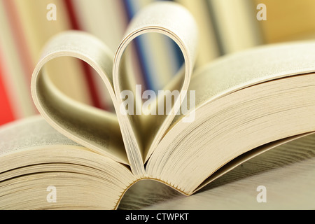 Komposition mit Büchern auf dem Tisch Stockfoto