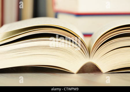 Komposition mit Büchern auf dem Tisch Stockfoto