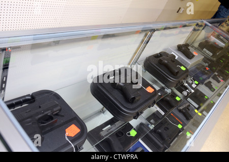 Eine Vitrine beherbergt Waffen zum Verkauf an zweite Änderungsantrag Sport, Tucson, Arizona, USA. Stockfoto