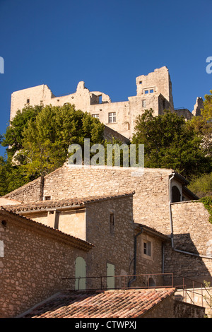 Ruinen des Château Marquis de Sade über mittelalterliche Stadt von Lacoste, Provence Frankreich Stockfoto