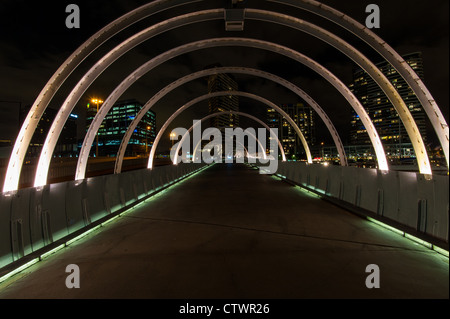 Web-Brücke befindet sich in den Melbourne Docklands Bezirk. Stockfoto