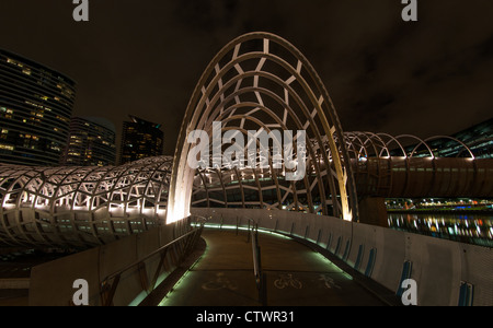 Web-Brücke befindet sich in den Melbourne Docklands Bezirk. Stockfoto