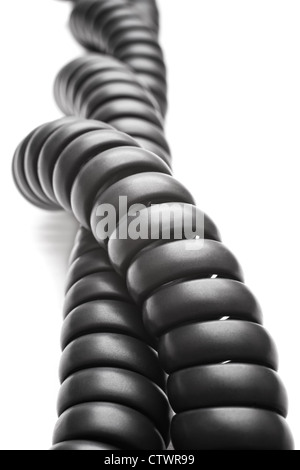 zwei verschlungenen Telefonleitungen isoliert auf weißem Hintergrund Stockfoto