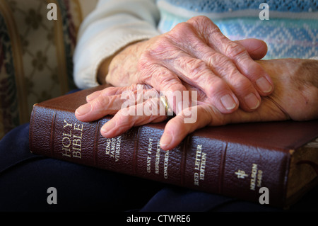 Ältere Frau mit der Bibel Stockfoto