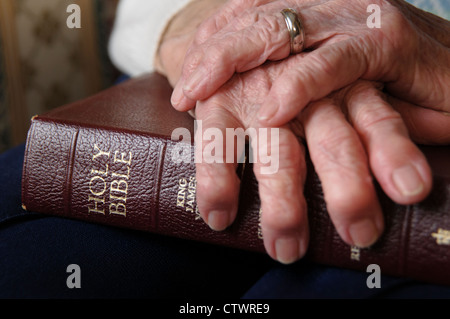 Ältere Frau mit der Bibel Stockfoto