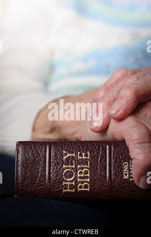 Ältere Frau mit der Bibel Stockfoto