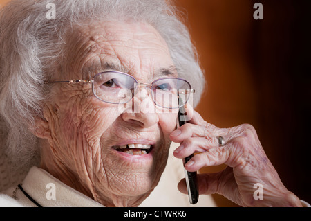 Ältere Frau im Gespräch auf ihrem iPhone-Handy Stockfoto