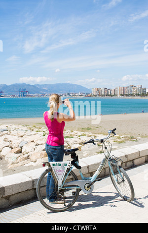 Radfahren entlang der Strandpromenade Malaga Spanien Stockfoto