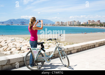 Radfahren entlang der Strandpromenade Malaga Spanien Stockfoto