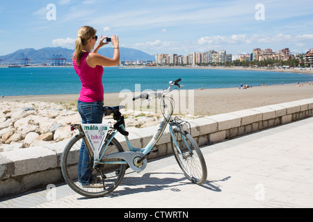 Radfahren entlang der Strandpromenade Malaga Spanien Stockfoto