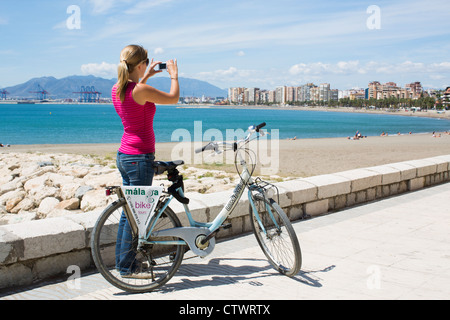 Radfahren entlang der Strandpromenade Malaga Spanien Stockfoto