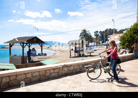 Radfahren entlang der Strandpromenade Malaga Spanien Stockfoto