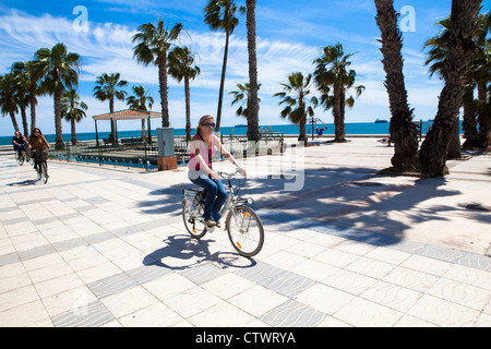 Radfahren entlang der Strandpromenade Malaga Spanien Stockfoto