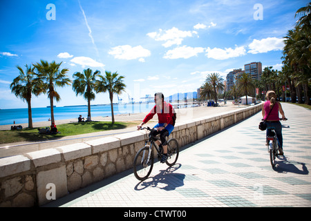 Radfahren entlang der Strandpromenade Malaga Spanien Stockfoto