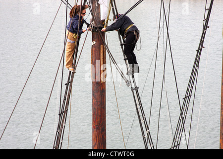Zwei Matrosen Spitze des Mastes Dennis Sullivan Schooner Segelboot Milwaukee Port Wisconsin Stockfoto