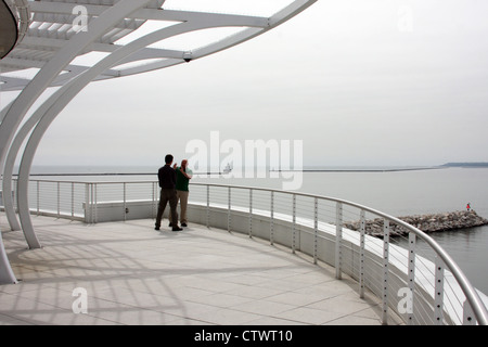 Zwei Besucher auf dem Deck des Discovery World am Ufer des Lake Michigan in Milwaukee Wisconsin Stockfoto