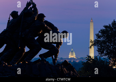 Washington DC Skyline bei Nacht vom uns Marine Corps Memorial - Arlington, Virginia, Vereinigte Staaten Stockfoto