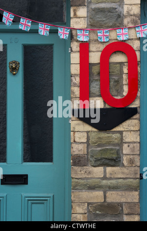 Rote Nummer 10 Hauszeichen und Union Jack Bunting. Hay on Wye, Powys, Wales Stockfoto