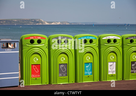 Müll und recycling Behälter auf Weymouth Strand im Juli Stockfoto