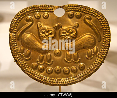 Nase Ornament 2. – 6. Jahrhundert Peru Kultur Vicús peruanische Gold H. 3 3/8 X W. 4 3/8 Zoll (8,6 x 11,1 cm) Stockfoto