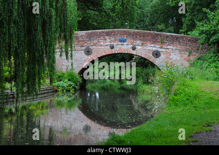 Eine Brücke auf dem Basingstoke Kanal mit seinen Überlegungen UK Stockfoto