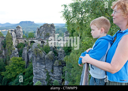 Mutter zeigt Bastei-Brücke in der Nähe von Rathen zu ihrem kleinen Sohn, Sächsische Schweiz, Sachsen, Deutschland Stockfoto