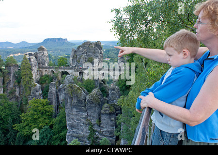 Mutter zeigt Bastei-Brücke in der Nähe von Rathen zu ihrem kleinen Sohn, Sächsische Schweiz, Sachsen, Deutschland Stockfoto