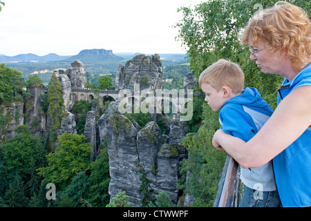 Mutter zeigt Bastei-Brücke in der Nähe von Rathen zu ihrem kleinen Sohn, Sächsische Schweiz, Sachsen, Deutschland Stockfoto