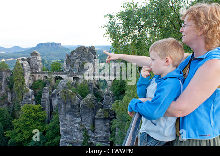 Mutter zeigt Bastei-Brücke in der Nähe von Rathen zu ihrem kleinen Sohn, Sächsische Schweiz, Sachsen, Deutschland Stockfoto