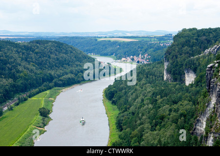 Blick entlang der Elbe mit der Stadt Wehlen, Sächsische Schweiz, Sachsen, Deutschland