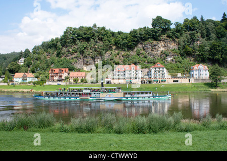 Weitergabe der Raddampfer Kurort Rathen, Sächsische Schweiz, Sachsen, Deutschland Stockfoto