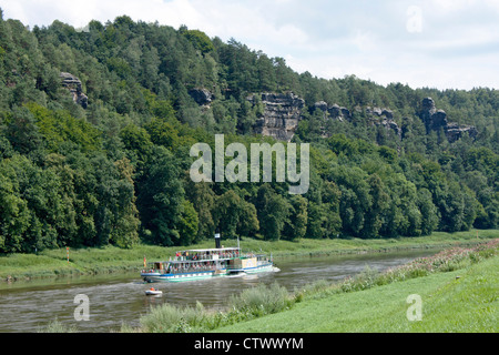 Raddampfer in der Nähe von Health Resort Rathen, Sächsische Schweiz, Sachsen, Deutschland Stockfoto