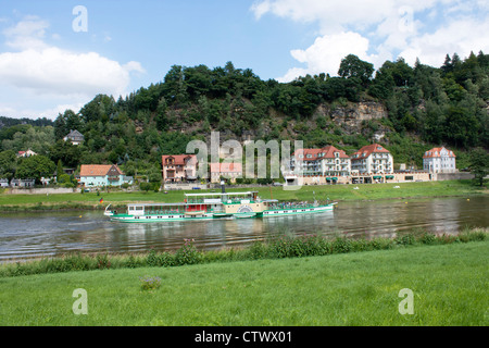 Weitergabe der Raddampfer Kurort Rathen, Sächsische Schweiz, Sachsen, Deutschland Stockfoto