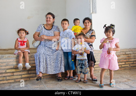 Usbekistan, Kokand, Frauen im Khudayarkhans palace Stockfoto