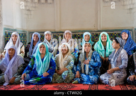 Usbekistan, Kokand, Frauen im Khudayarkhans palace Stockfoto