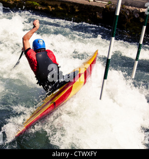 Kajakfahrer manövrieren am Fluss Treska in Canyon Matka Mazedonien Stockfoto